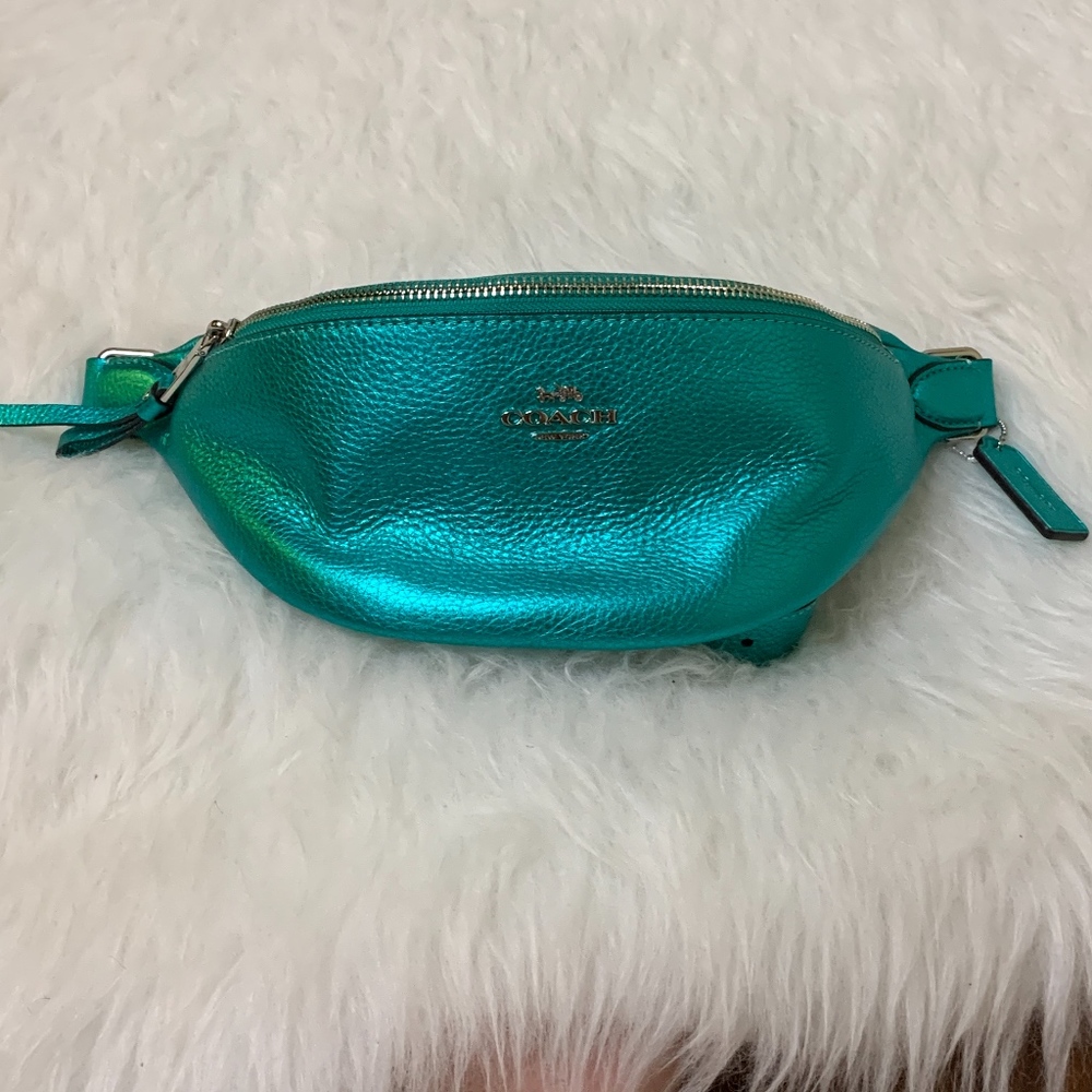 💥SOLD💥Coach Green metallic pebbled leather fanny - Picture 2 of 7
